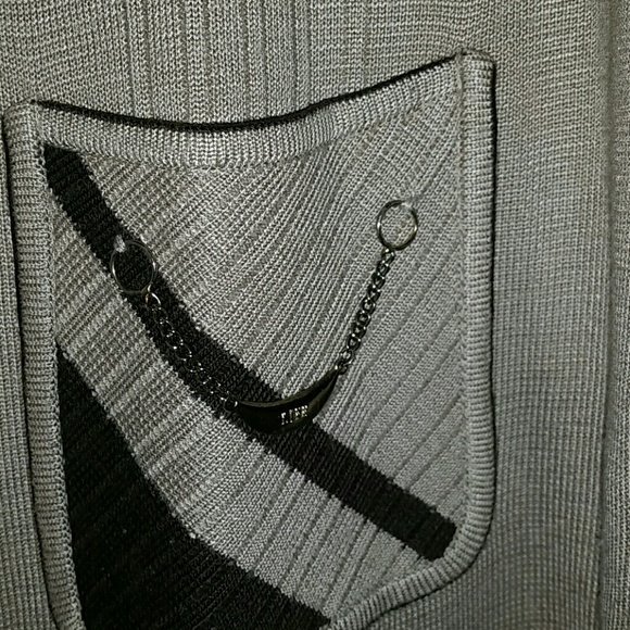 A beautiful blouse. - Picture 2 of 5